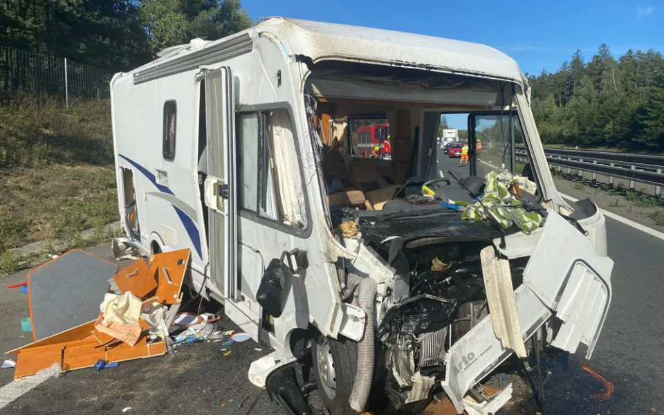 Nehoda obytného vozu zastavila provoz na dálnici D5 ve směru na Rozvadov