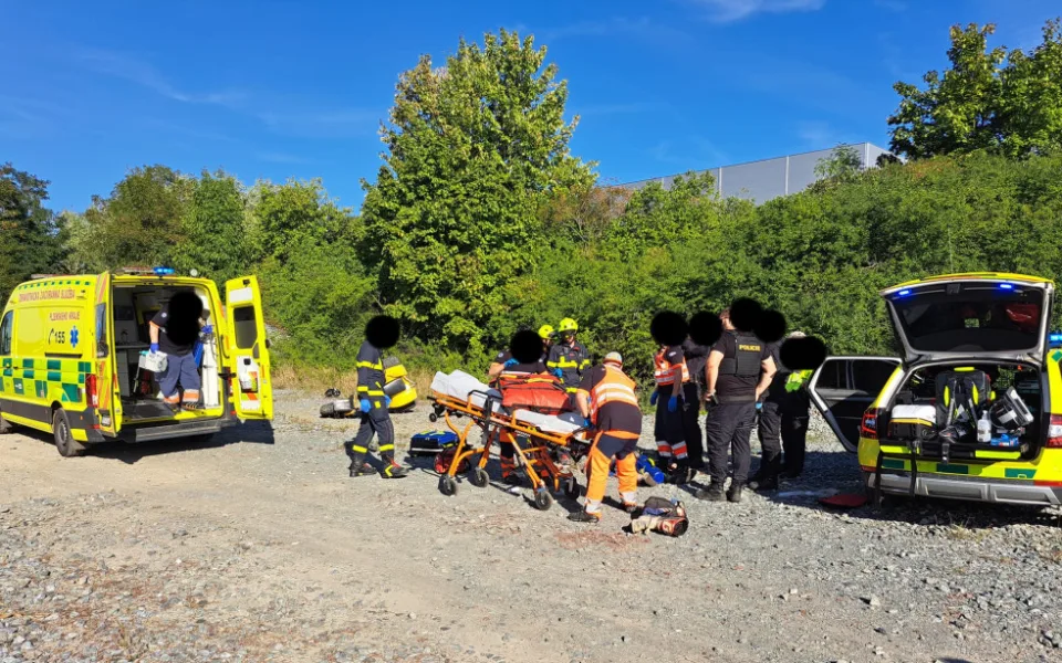 Muž si v šortkách vyjel na projížďku na tříkolce, havaroval na štěrkové cestě a silně krvácel