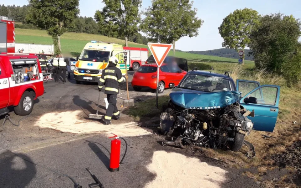 Vlak smetl na železničním přejezdu masivní SUV značky Land Rover