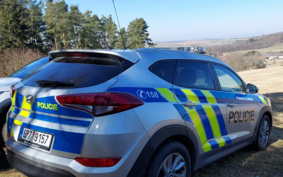 Policisté ze dvou krajů pátrali po ztracené seniorce, vyrazila s manželem na houby a zmizela