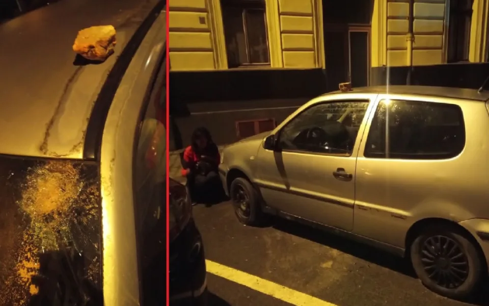 Žena zběsile bušila hlava nehlava cihlou do zaparkovaného automobilu. Vytloukla mu i čelní sklo