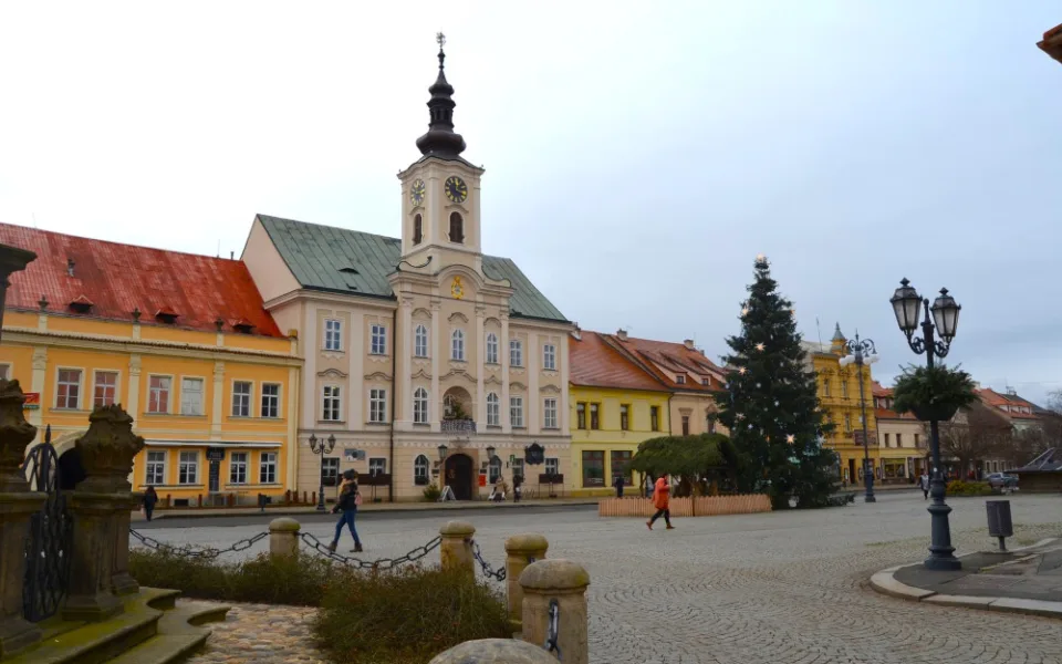 Vánoční strom v Rokycanech buje jako tradičně zdobit Masarykovo náměstí