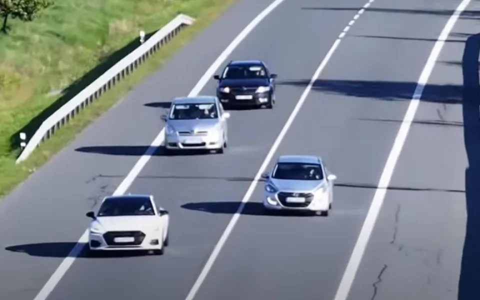Policejní dron sledoval z výšky nic netušící řidiče, jak předjíždí přes plnou čáru