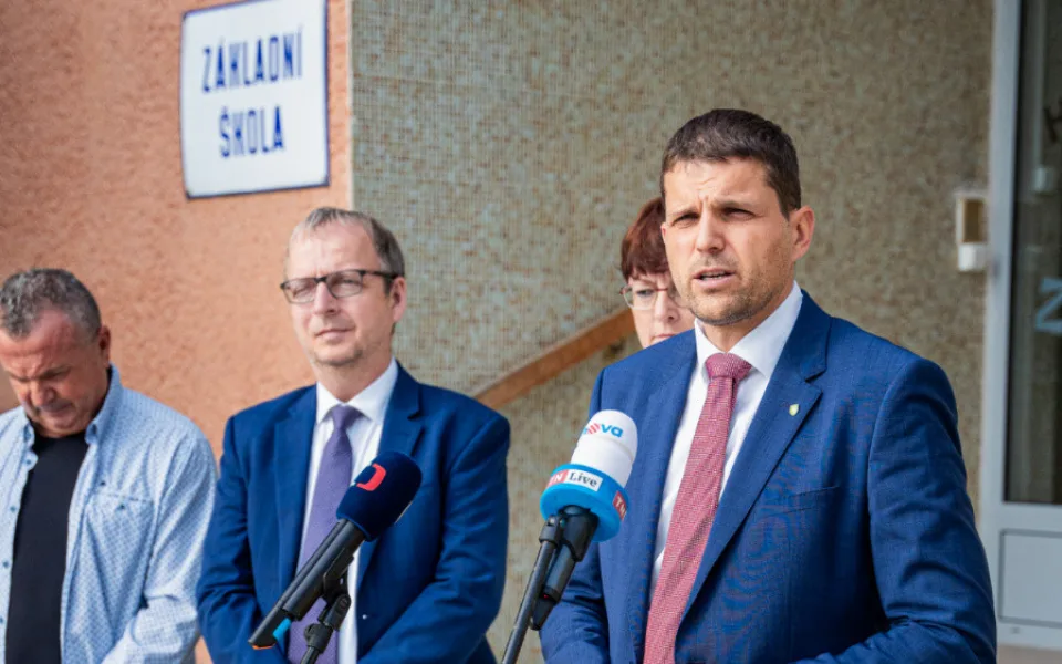 Ministr životního prostředí Petr Hladík (KDU-ČSL) při své pondělní návštěvě v Plzeňském kraji