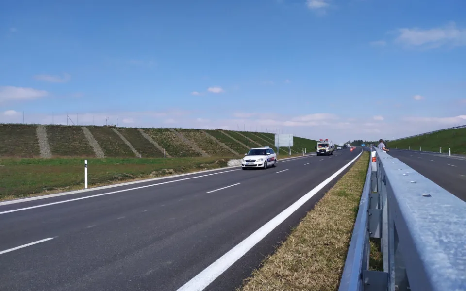 Řidiči se už prohánějí po novém úseku silnice I/27 ve směru na Klatovy. Cestu z Plzně do Přeštic zrychlí o čtyři minuty