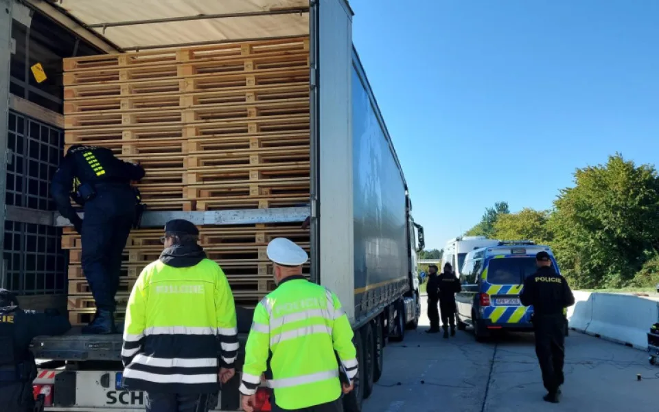 Policisté hledali nelegální migranty na dálnici u německých hranic