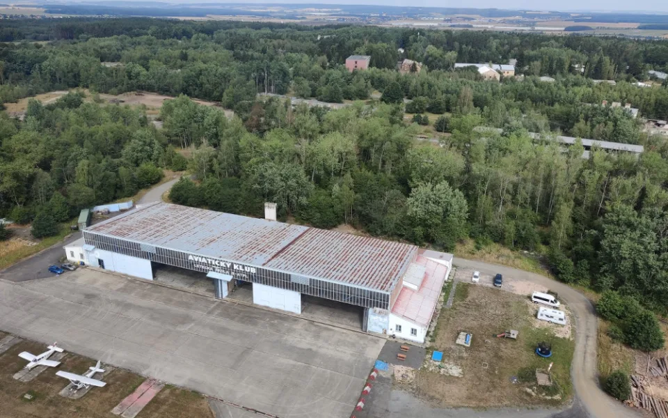 Pod letištěm Líně, kde by mohla vzniknout gigafactory, jsou dutiny po těžbě, tvrdí soudní znalec