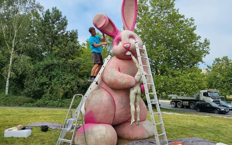 Milovaný i nenáviděný růžový králík se dočkal očisty i nového nátěru, obvod teď řeší vlastnická práva