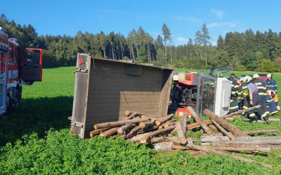 Postaršího muže zavalil traktor, pod těžkým strojem zůstal do půl těla uvězněný