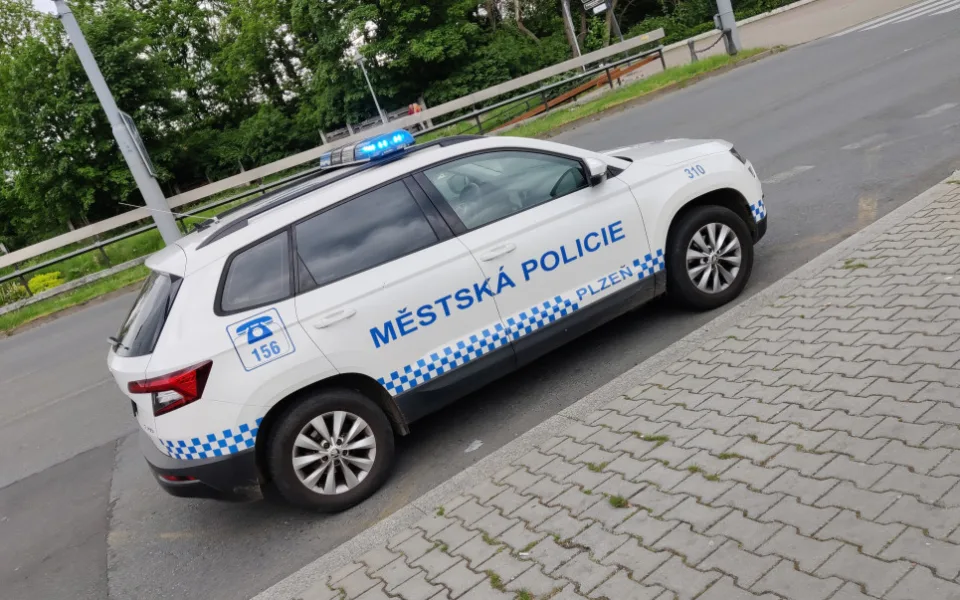 Se strážníky se mohou lidé nově spojit přes videohovor přímo z místa události