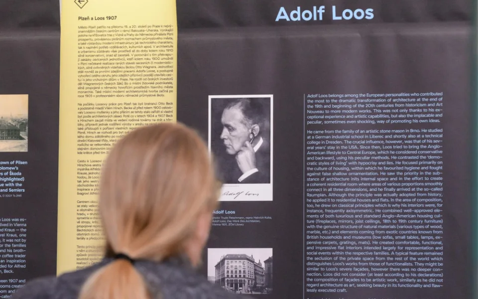 Příběh geniálního architekta Adolfa Loose a jeho plzeňskou tvorbu představuje výstava, která obletěla svět