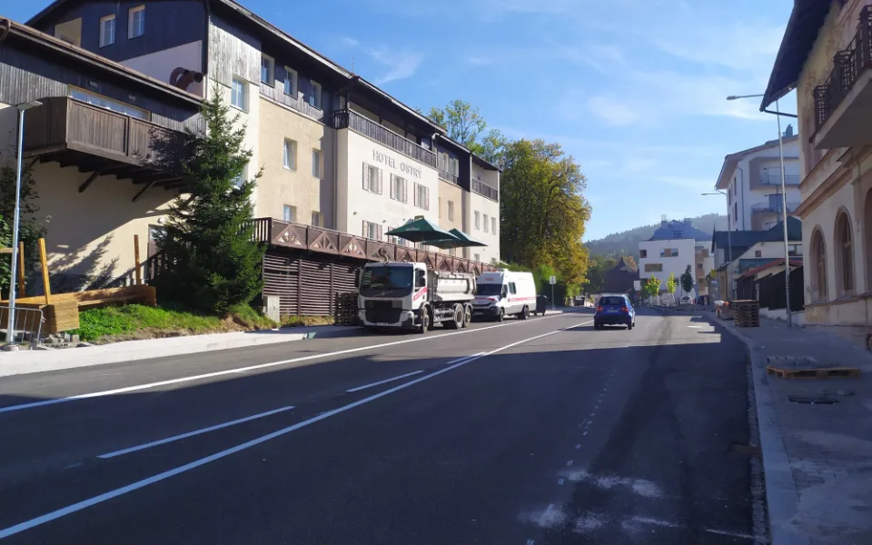 Průtah Železnou Rudou už je průjezdný bez omezení, končí letní oprava 574 metrů dlouhého úseku silnice I/27