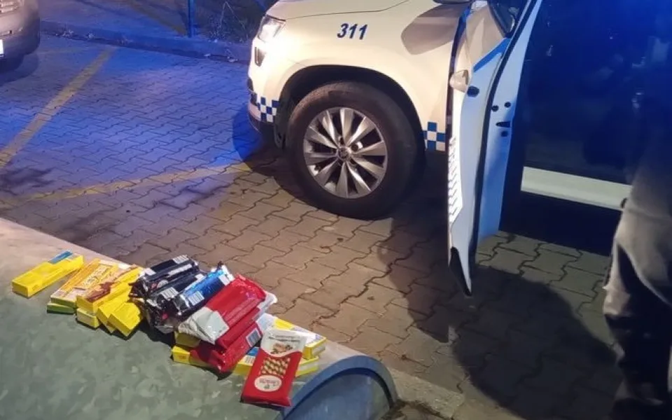 Zloděj chtěl potěšit děti, nacpal si proto svůj batoh sladkostmi a snažil se z obchodu uprchnout bez zaplacení
