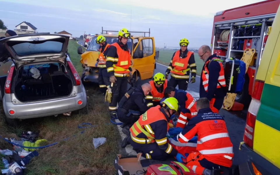 Při ranní nehodě se vážně zranily dvě děti. Těžké zranění utrpěli i další dva dospělí účastníci havárie