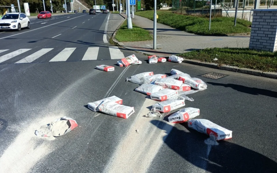 Nicnetušící řidič poztrácel cestou ze stavebnin 15 pytlů s omítkou. Zůstaly ležet uprostřed křižovatky