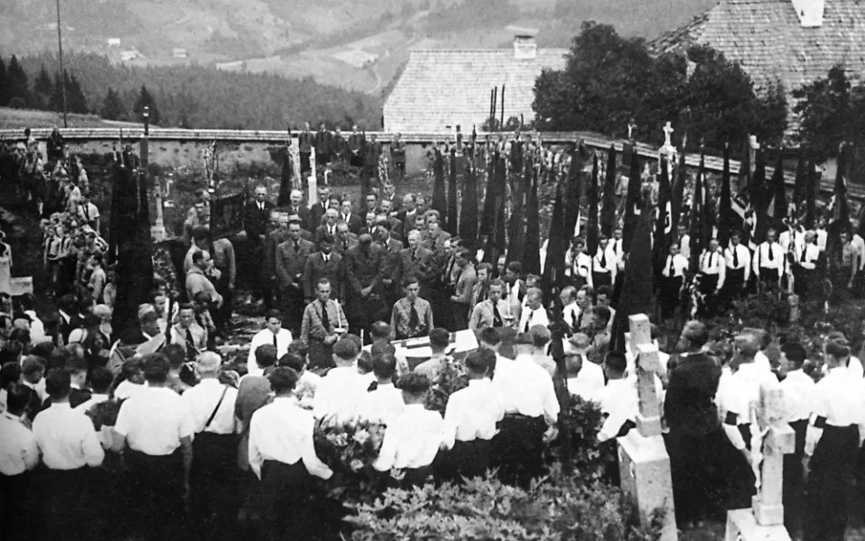 Velkolepého pohřbu zavražděného henleinovce se na hřbitově v Dobré Vodě zúčastnil i K. H. Frank (před rakví se skloněnou hlavou) vedle stojí Konrád Henlein