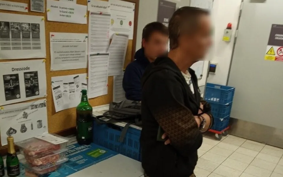 Zloděj byl natolik opilý, že z místa krádeže v obchoďáku vůbec neodešel