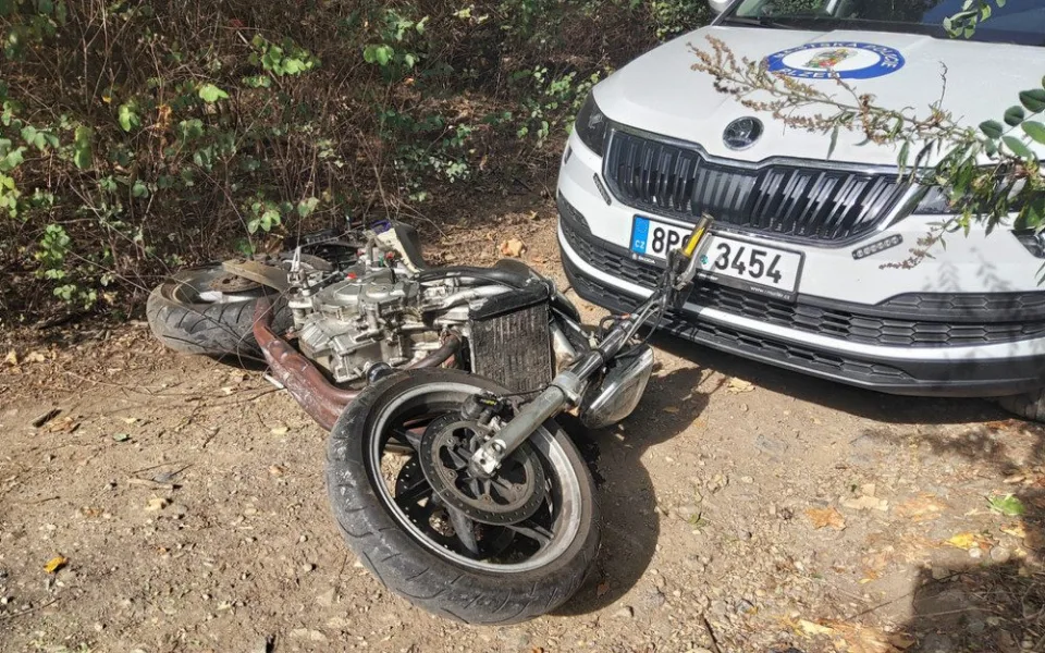 Zfetovaný motorkář ujížděl před strážníky, zastavila ho až namířená zbraň. Důvodů k úprku měl mnohem víc