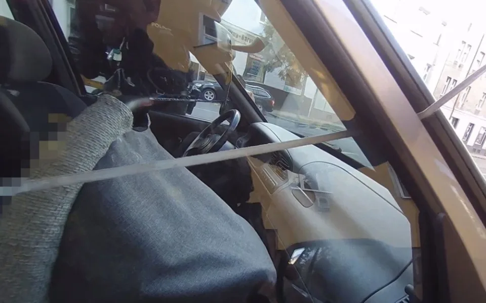 Uvnitř uzamčeného vozidla zůstalo v autosedačce malé dítě