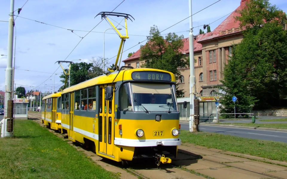 Na Ukrajinu daruje plzeňský dopravní podnik tyto tramvajové soupravy. Loni už Charkov získal od Plzně autobusy a trolejbusy