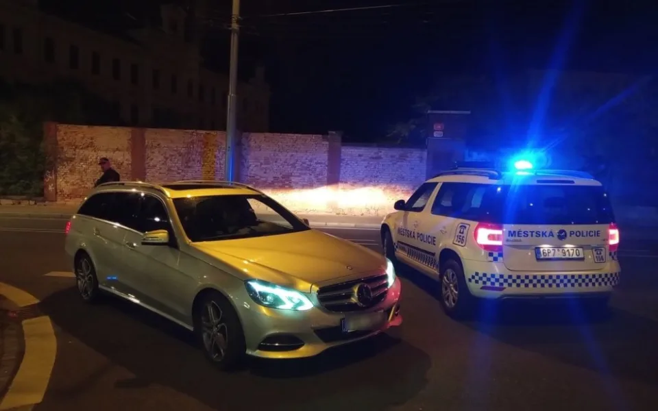 Řidič mercedesu se marně pokoušel přelstít strážníky fotografií cizího řidičáku