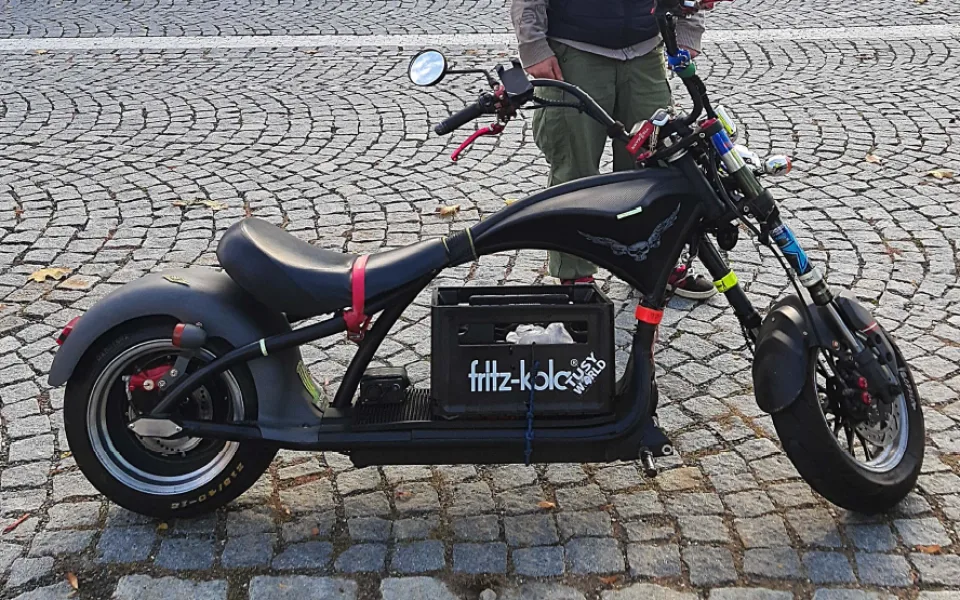 Jezdec na silné elektrokoloběžce se proti předpisům provinil hned v pěti případech