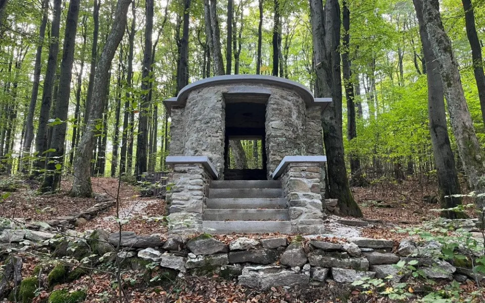 Opravenou Emerichovu studánku s malou turistickou útulnou brzy čeká slavnostní otevření