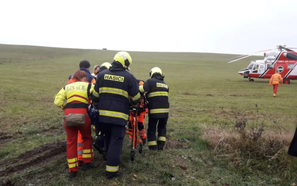 Šest lidí se zranilo při čelním střetu dvou osobáků na nechvalně proslulém úseku silnice, který byl navíc mokrý