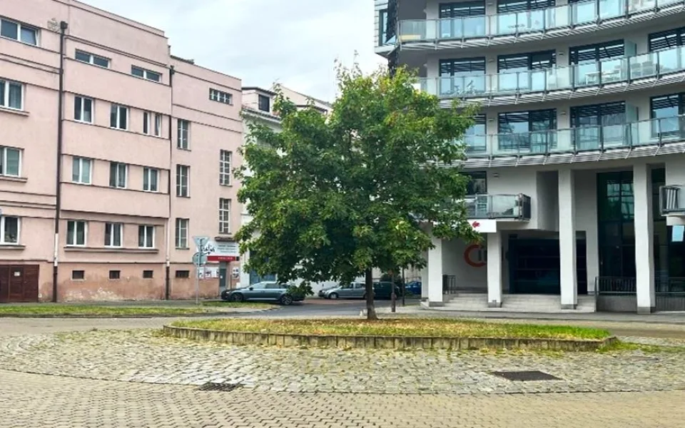 Lidé si přejí zkrášlení kruhového objezdu v Divadelní ulici