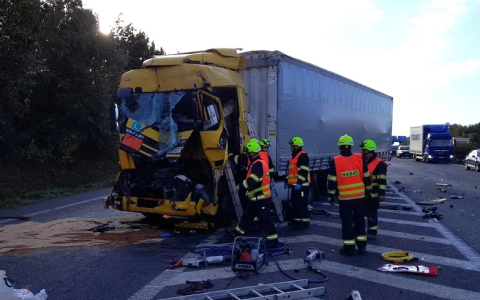 Na dálnici D5 se střetly dva kamiony, hasiči museli jednoho z řidičů vyprostit