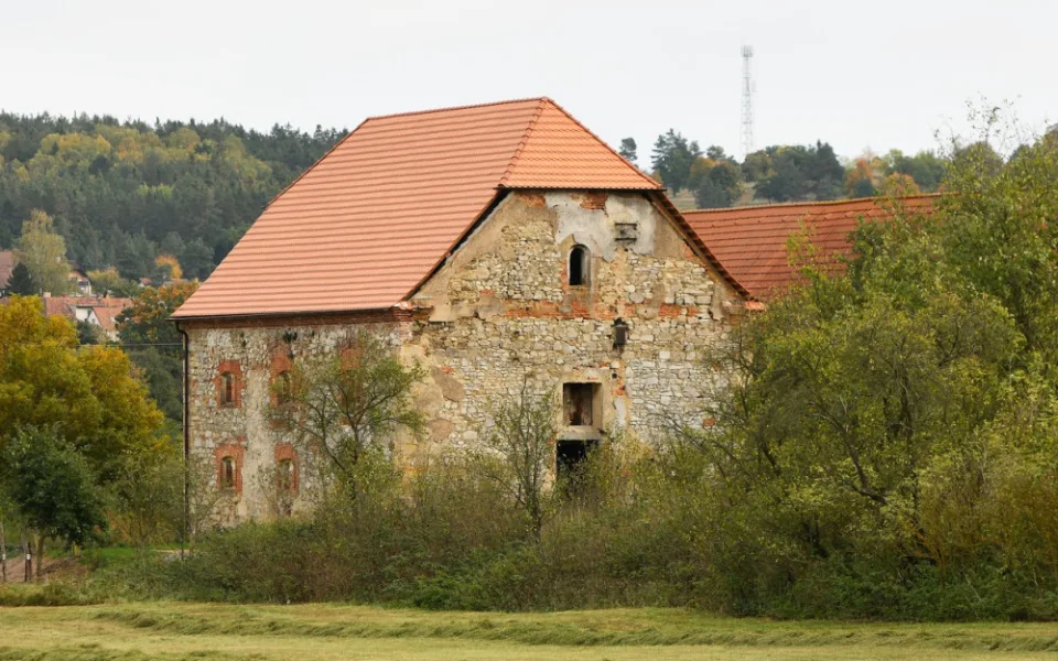 Manželé zachraňují středověkou sýpku na Plzeňsku. Po rotundě ve Starém Plzenci má jít o druhou nejstarší stavbu v regionu