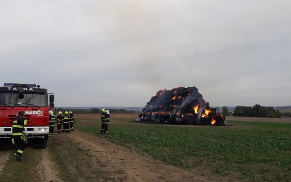 Školačky podpálily obří stoh slámy, hrály si se zapalovačem