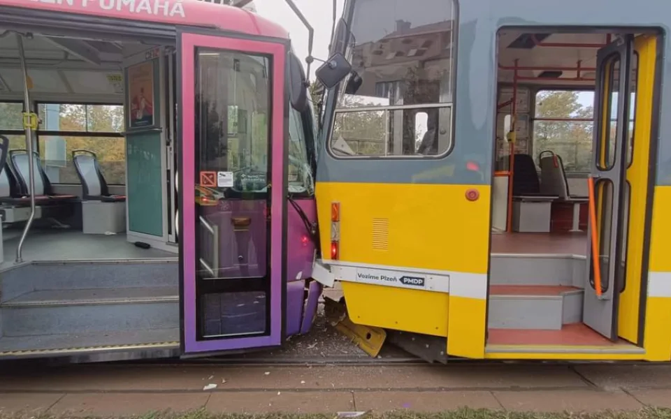 Při srážce dvou tramvají se zranilo nejméně 30 lidí