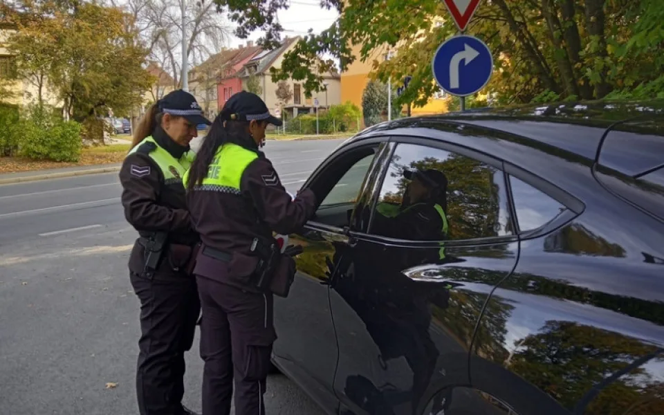 Řidič Fordu Mustang prosvištěl rychlostí 107 km/h kolem radaru policie na profláknuté ulici, kde je padesátka