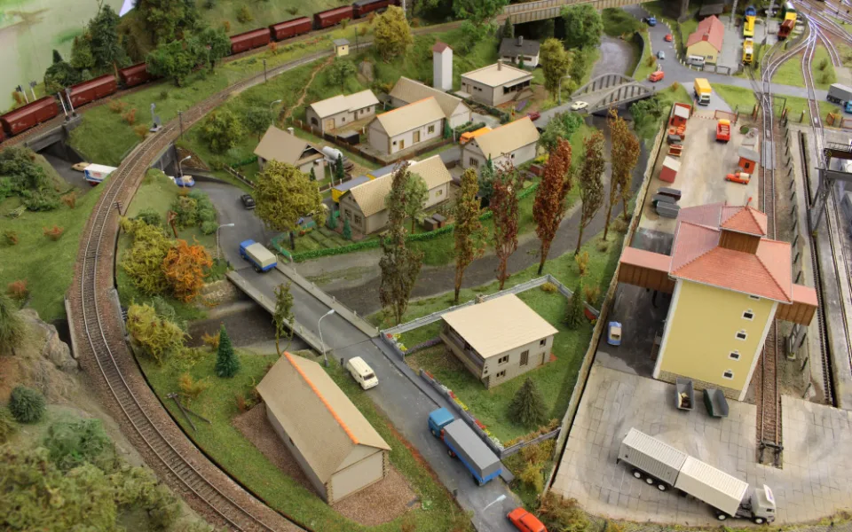 Modeláři představí veřejnosti unikátní a obří modelové kolejiště. Koleje vedou pestrou krajinou 600 metrů