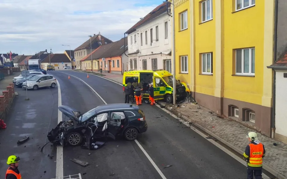 Osobák smetl sanitku převážející se zapnutými majáky pacienta a čtyři lidé se vážně zranili. Ve vozidle záchranky byl i policista