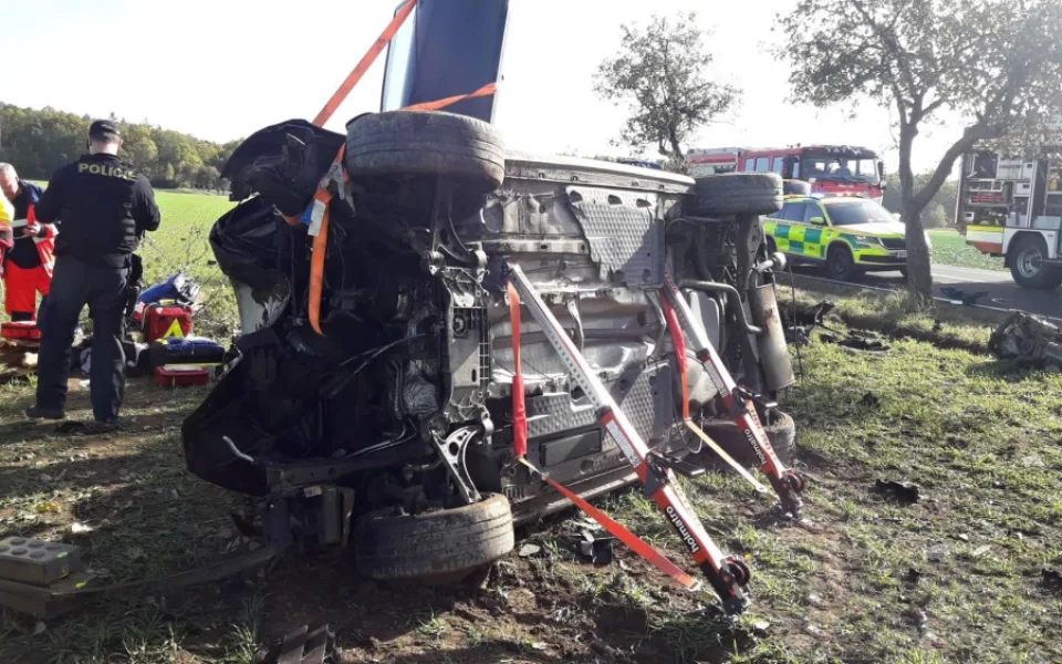 Auto vyletělo ze silnice na pole, kde zůstalo převrácené na střeše. Nárazem vytržený motor skončil za příkopem