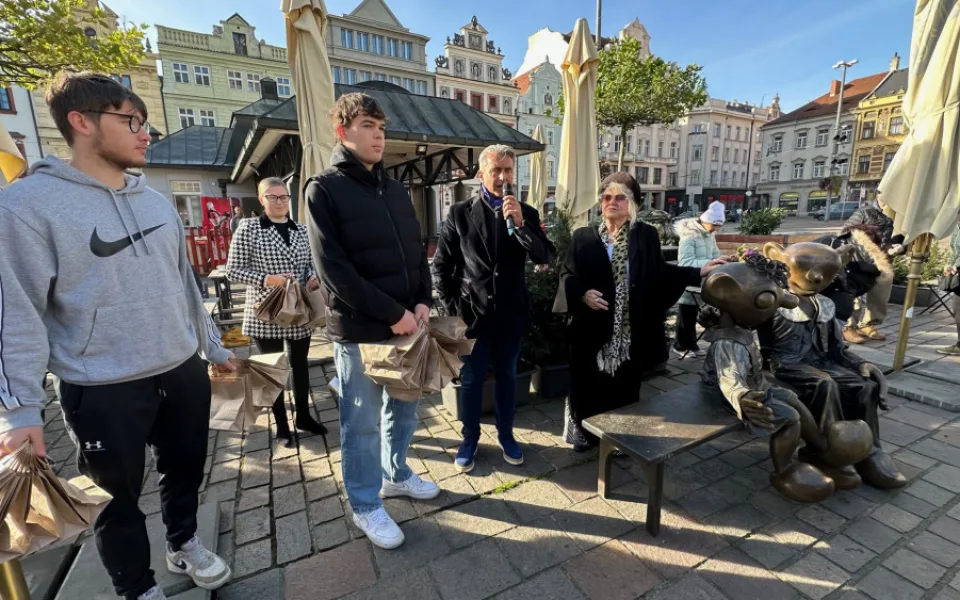 Na náměstí se vrátilo opravené sousoší Spejbla s Hurvínkem. Dostavili se i oba pachatelé, kteří Hurvínka připravili o hlavu. Vlevo Mirek s Jonášem