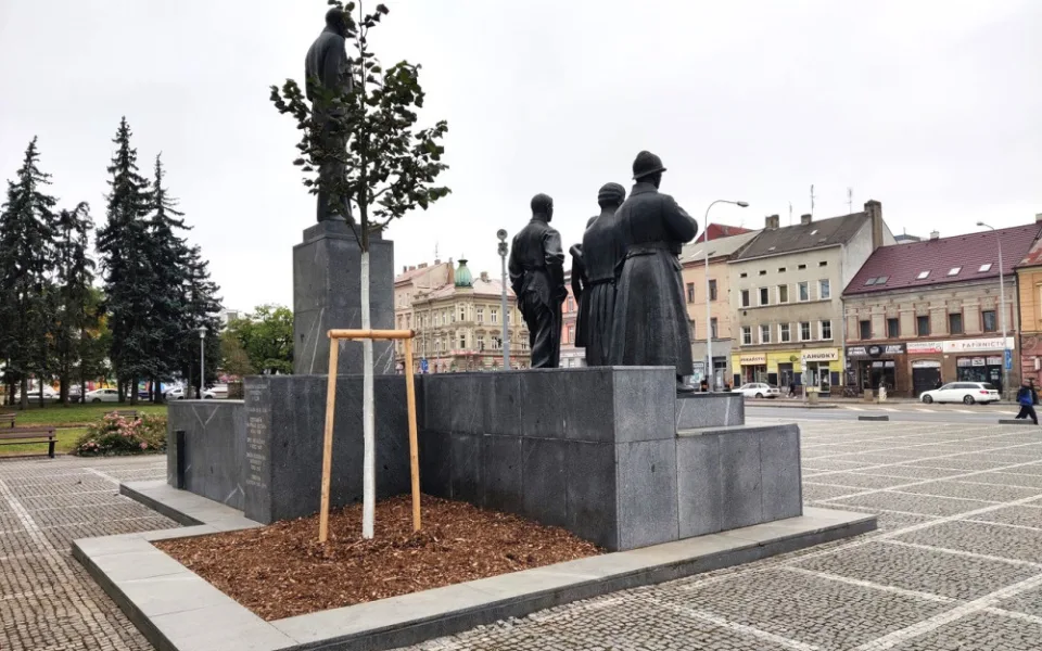 U pomníku T. G. Masaryka opět roste lípa, předchozí vrostlý strom umořili lidé a psi močením