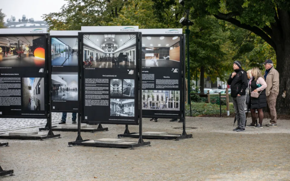 Výstavní prostory galerie i tělocvična, lidé se mohou seznámit se studií obnovy zchátralých lázní