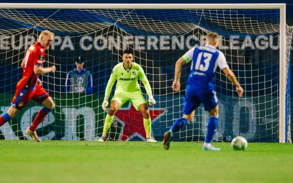 Mladičký brankář viktoriánů Baier po vítězném debutu děkoval trenérům i spoluhráčům, zůstává nohama na zemi