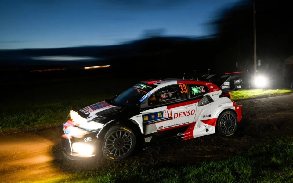 První etapu Středoevropské rallye ovládl Fin Rovanperä, jednu zkoušku zrušili pořadatelé kvůli divákům.