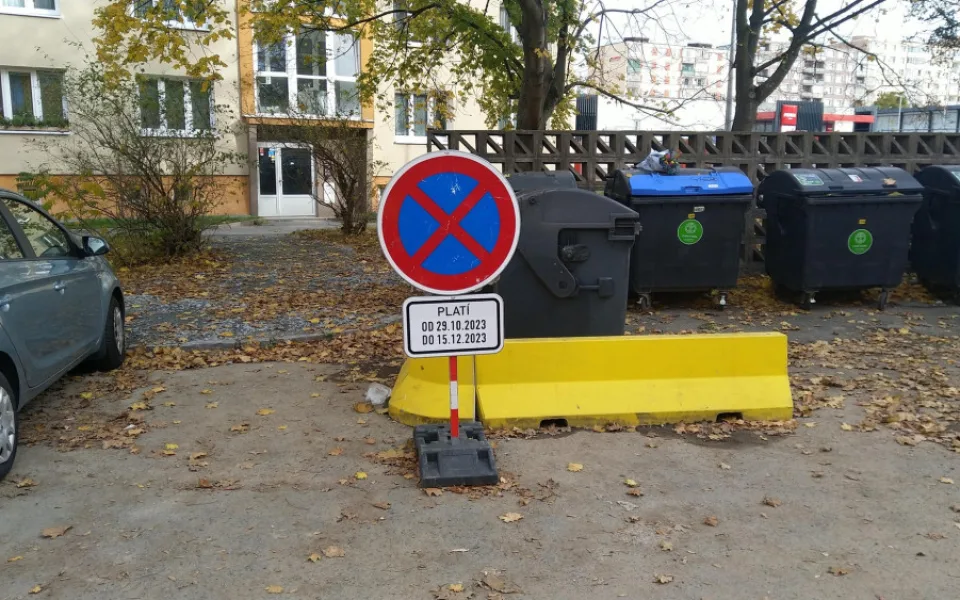 Nouze o místa na Skvrňanech je zažehnána, uzavírka začne později, parkoviště se otevře dřív