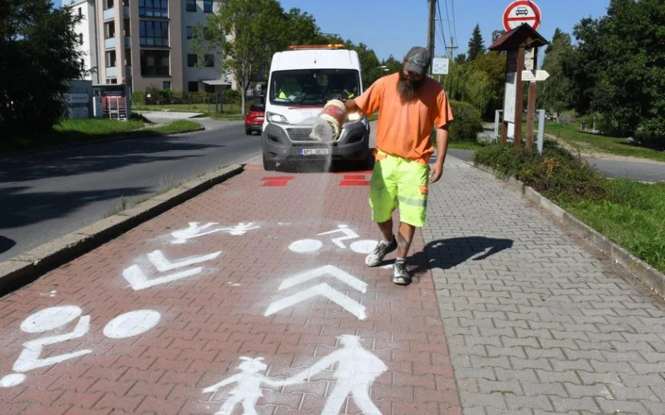 Pomalí po stezce, rychlí po silnici, první duální řešení v Plzni dává cyklistům na výběr