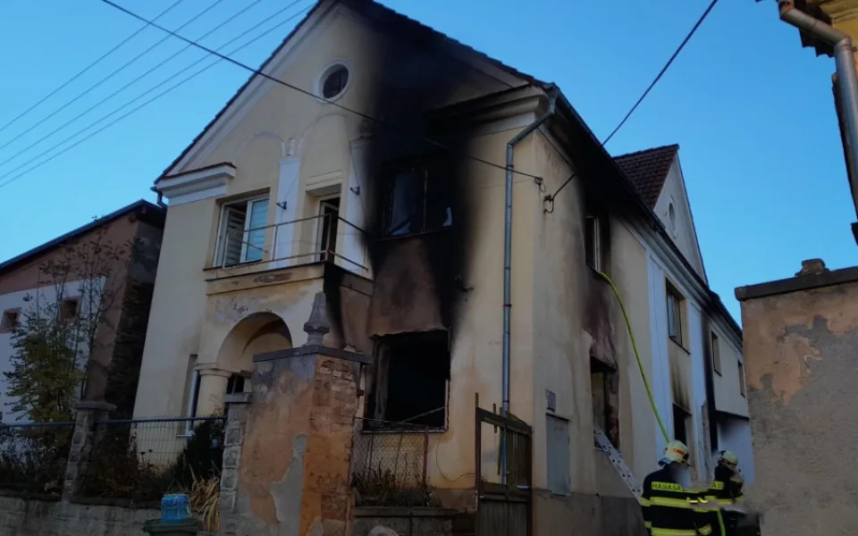 Ohořelé lidské tělo našli hasiči uvnitř obytného domu, který v časných ranních hodinách zachvátil požár