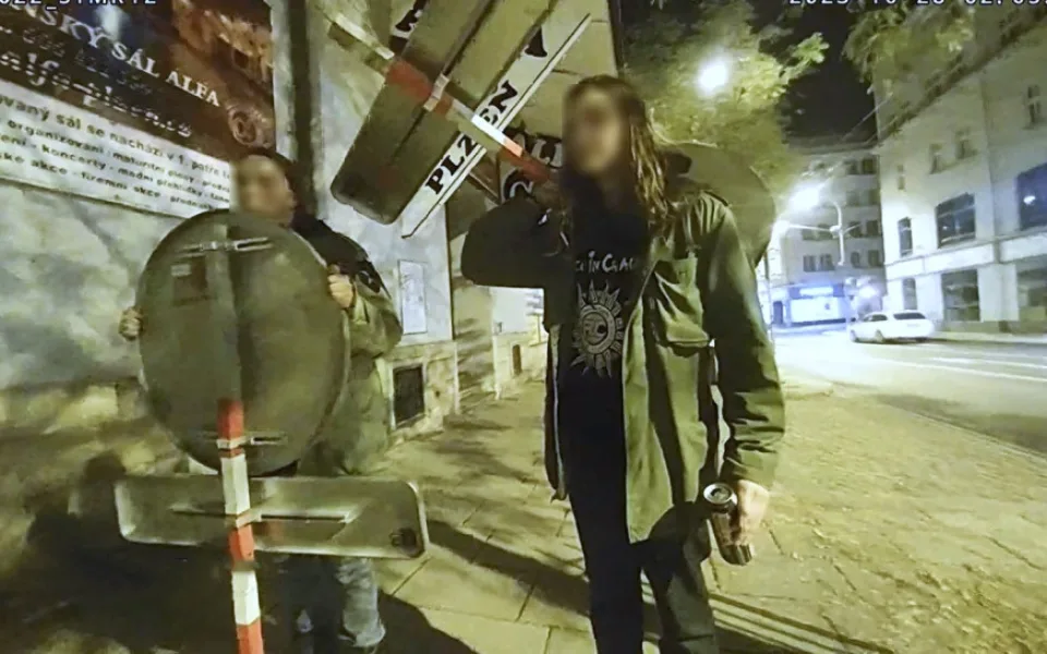 Mladíci nesli přes rameno ukradené dopravní značky, bujaře táhli městem a vesele si prozpěvovali
