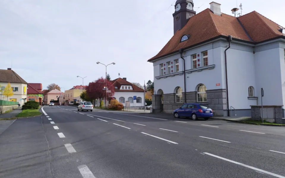 Skončila oprava 500 metrů dlouhého úseku silnice I/27 v Holýšově, řidiči už projedou bez omezení