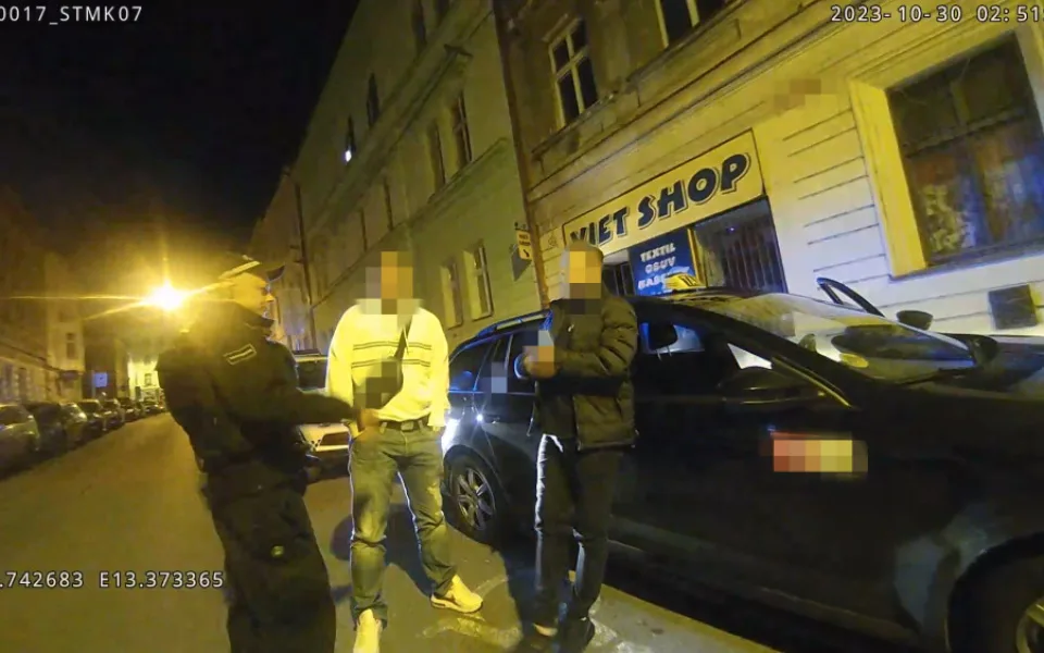 Auto nikdo neřídil, tvrdil taxikář ze zadní sedačky auta, kam před hlídkou nenápadně zalezl