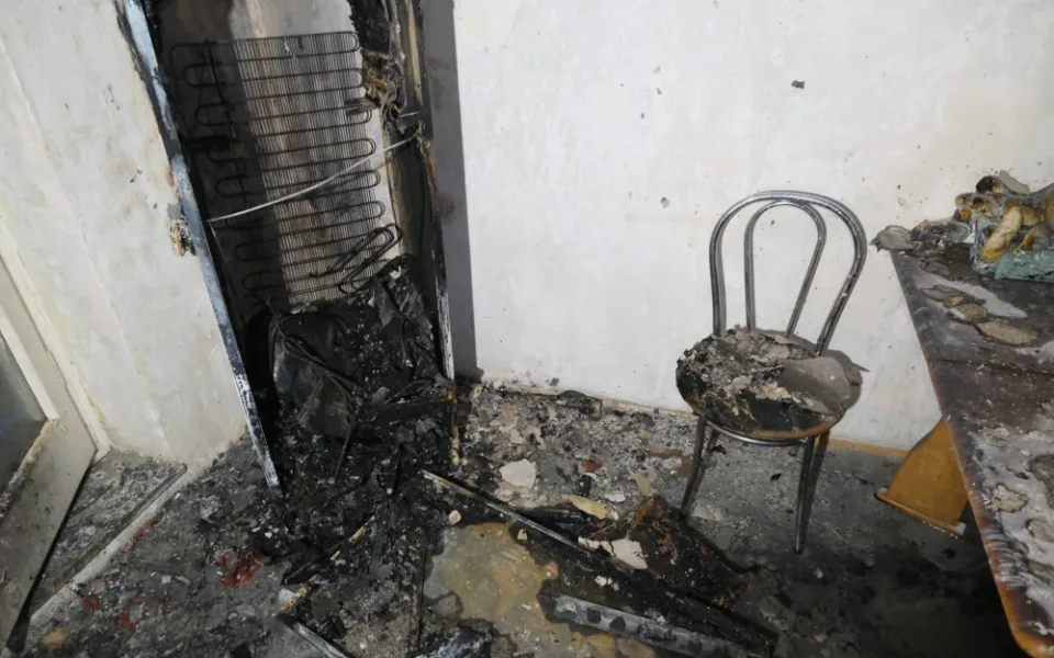 Hořící ubytovnu muselo v noci opustit 37 dětí a 26 dospělých, příčinou je nejspíš vadná lednice