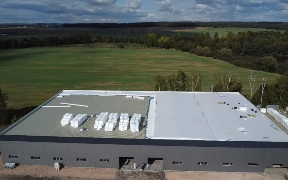 Stavba nové výrobní haly pro firmu MD ELEKTRONIK v Mantově je v plném proudu